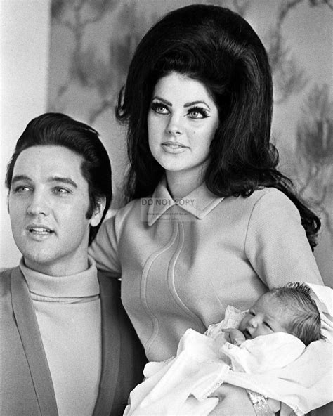 ELVIS PRESLEY AND WIFE PRISCILLA WITH LISA MARIE IN 1968 8X10 PHOTO