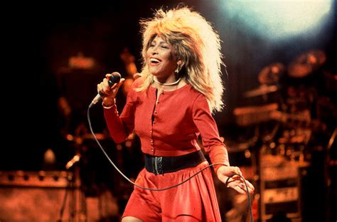 Тина тёрнер (tina turner), урождённая анна мэй буллок (anna mae bullock). Tina Turner, 80, to Release Remix of Hit 1984 Tune "What's Love Got To Do With It" - Everything ...