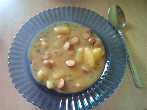Cremige Kartoffelsuppe mit Würstchen Rezept