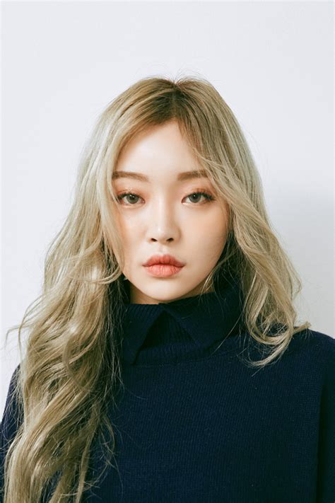 Chuu Saeeun Blonde Hair Girl Blonde Asian Korean Hair Color