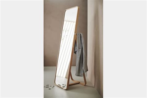 Dans votre salle de bain, votre chambre ou votre salon. Miroir sur pied Ikornnes d'IKEA