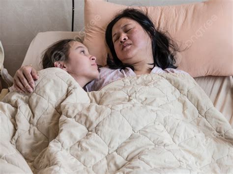 病気の母親の隣の病院のベッドに横たわる楽観的なトゥイーンの女の子 写真背景 無料ダウンロードのための画像 Pngtree