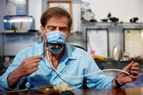 Biasanya, orang jepang memakai masker untuk beberapa alasan tertentu. Pakai Masker Ini Bisa Santai Makan dan Minum Tanpa Repot
