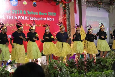 Natal di negara barat identik dengan musim salju yang menyelimuti apa pun di permukaan tanah. TARI SAJOJO DAN PADUAN SUARA PELAJAR MERIAHKAN PERAYAAN NATAL DI BLORA | BLORANEWS