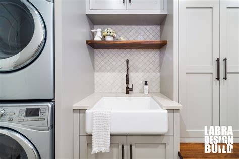 If you want a large apron front sink in your kitchen, you'll want to read these things to know before buying a farmhouse sink. Mudroom Design Farmhouse Sink Glazed Backsplash ...