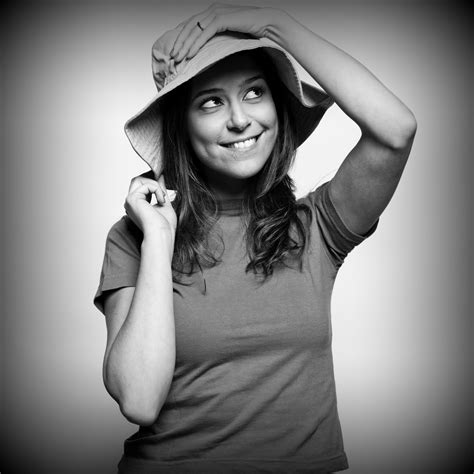 Leonor poeiras decidiu criar o seu próprio site. Leonor Poeiras - Leonor Poeiras mostra pernas (revista ...