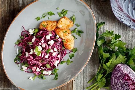 Rotkohl Salat mit gebratenem Hähnchen und Feta