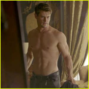 Chris Hemsworth Shows Off Hot Body In Deleted Men In Black Scene Chris Hemsworth Men In
