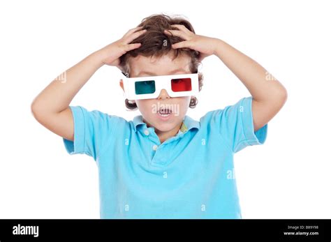 Niño Con Gafas 3d Sobre Un Fondo Blanco Fotografía De Stock Alamy