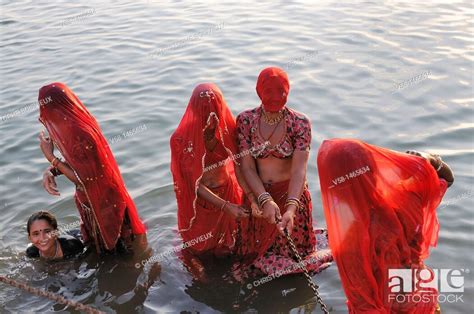 India Rajasthan Jamba Bishnoi Women Taking Bath In The Pond Created By Guru Jambeshwar Stock