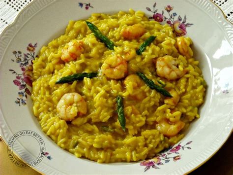 Direttamente dalla cucina veneta, la ricetta dello spettacolare risotto con bruscandoli. RISOTTO CON ASPARAGI, GAMBERETTI E ZAFFERANO - ITALIANS DO ...