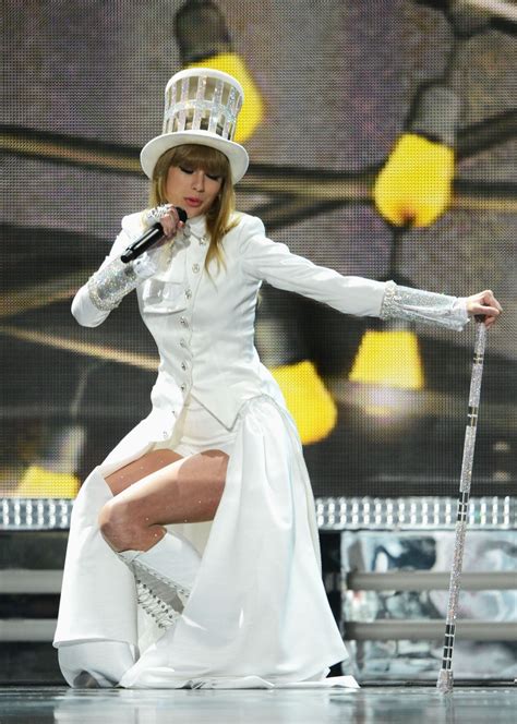 taylor swift opens the grammys circus style cbs los angeles vlr eng br