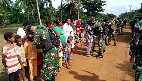 Cerita Haru Warga Papua Saat Perpisahan Dengan Satgas Yonif Mekanis Raider 411 Divif 2 Kostrad