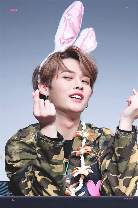 If he wasn't in stray kids, he would be a dancer or he would work with animals. stray kids pics on Twitter: "Lee Know — jam…