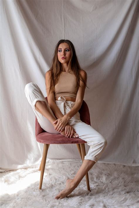 9 photo poses using a chair as a prop — the hungarian brunette model poses photography