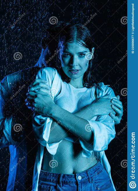 Hombre Abrazando Suavemente Sexy Mujer Seductora Imagen De Archivo