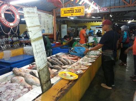 Kalau datang negeri melaka anda mesti singgah di medan ikan bakar ini, sangat popular dikalangan tetamu2/ pelancong dari dalam dan luar negeri. Choose your seafood - Picture of Ikan Bakar Parameswara ...