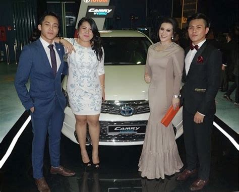 Pelakon fiza halim hari ini telah mencuri perhatian netizen apabila fotonya bersama pelawak dan pelakon saiful apek dilihat terlampau mesra sekaligus. foto biodata artis: 9 Gambar Terbaru Gaun melekat Zizie ...