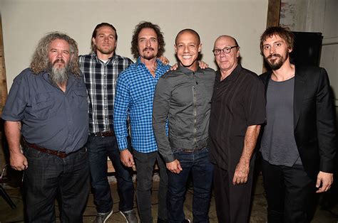 is charlie hunnam still friends with the cast of sons of anarchy