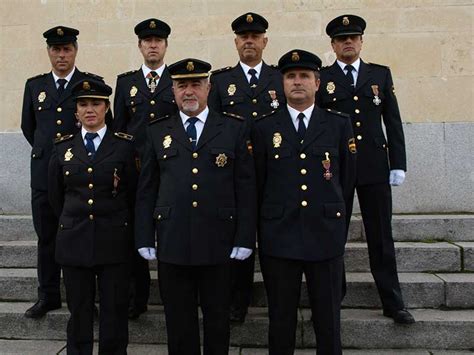 Cumpliendo y haciendo cumplir las leyes y normas jurídicas y coadyuvar al desarrollo de la. Plaza, monolito y homenajes para la Policía Nacional ...