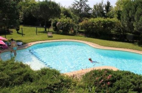 Reportage de 90' enquêtes diffusé le 27/08/2019 sur tmc au sujet du naturisme en france. Camping naturiste : des vacances tout nu