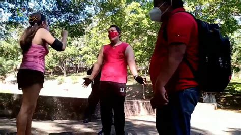 VIDEO Pide perdón de rodillas tras acosar a una joven frente a unos policías