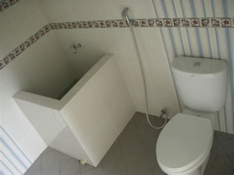 Harga rumah semakin mahal, jadi jangan heran kalau ukuran rumah juga semakin minimalis jika dibandingkan zaman orang tua. Menyiasati Desain Kamar Mandi Kecil Sederhana agar ...