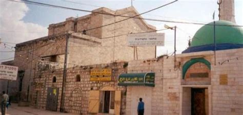 أعلن رئيس الوزراء الإسرائيلي بنيامين نتنياهو الأربعاء حالة الطوارئ في مدينة اللدّ (وسط) التي تحوّلت بحسب الشرطة في الساعات الأخيرة مسرحًا لـأعمال شغب ترتكبها الأقلّية. مدينة اللد في فلسطين - موضوع