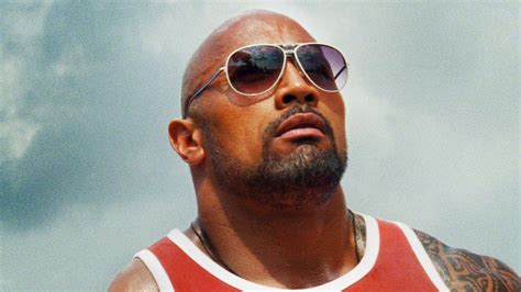 Les aventures du dévoué sauveteur mitch buchannon, aux prises avec une nouvelle et impertinente recrue. Dwayne Johnson, futur héros du film "Alerte à Malibu" | GQ ...