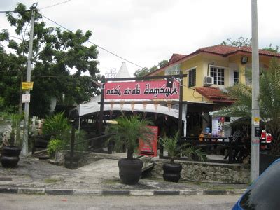 Nasi mandi adalah hidangan yang terbuat dari nasi basmati dimasak bersama rempah apron hingga warnanya kekuningan. HishamMarmin.com: NASI ARAB DAMSYIK @ SEREMBAN