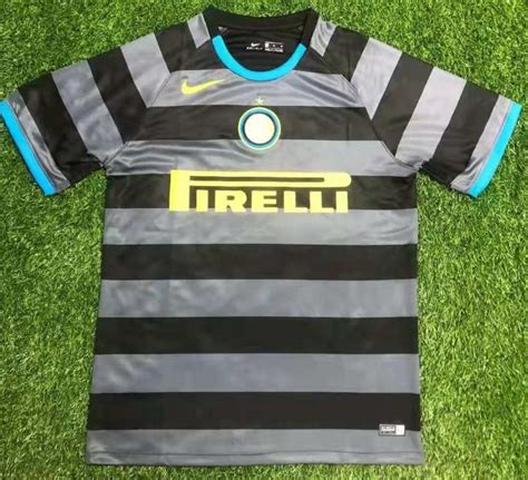 Camiseta amarilla con vivos azules, pantalón amarillo y medias amarillas con azul. Camisetas del Inter de Milán 2020 🥇