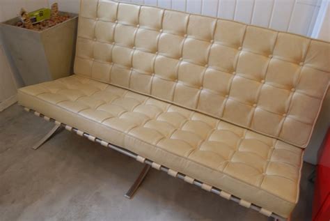 Danubio * pespunte a tono sofá tapizado en tela, su estructura es fija, está fabricada en. Sofá Barcelona: compre na Tempos Modernos Design