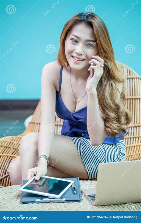 Giovane Donna Di Affari Sexy Che Parla Sul Telefono Cellulare E Sul Sorridere Immagine Stock