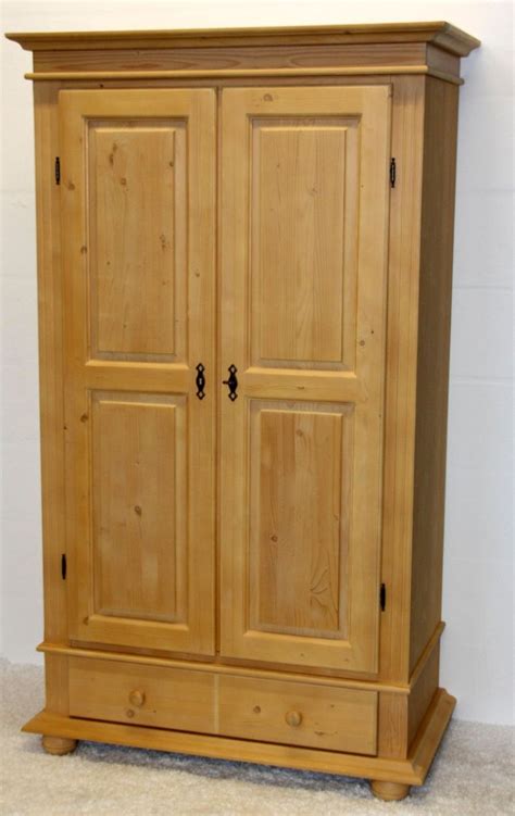 Kleiderschränke unterscheiden sich in größe, farbe, material, design, lackierung und baustil. Massivholz Dielenschrank Kleiderschrank ...