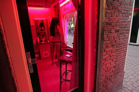 Les Prostituées Damsterdam Contre Un Baisser De Rideau Du Quartier Rouge