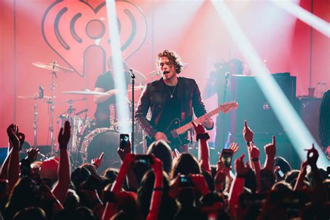 5 Seconds of Summer Rocks NYC Show for Epic No. 1 Album ...