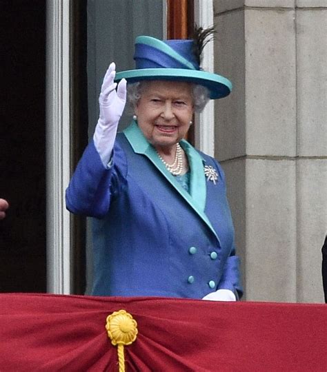 La reine Elizabeth II en deuil : un de ses médecins victim ...