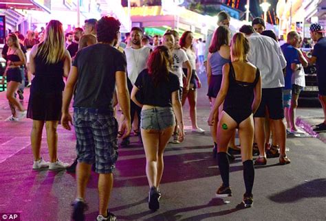 British Tourists Still Drinking In Magaluf As Resort Says It S Cracking Down Daily Mail Online