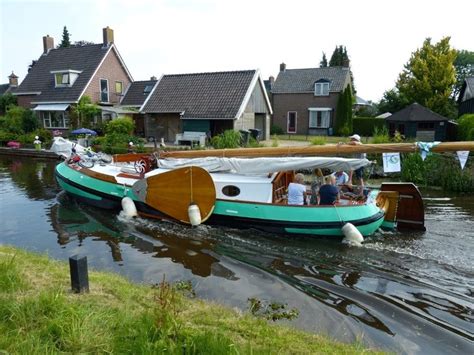 In famos we serve humanism beyond sea, land, frameworks and infrastructures. Turfroute konvooi passeert Donkerbroek | Donkerbroek | Fotoboek