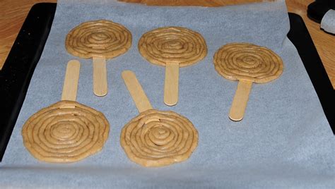 Lollipops har en annen appell helt. Villmarkshjerte: Pepperkake-kjærlighet-på-pinne!