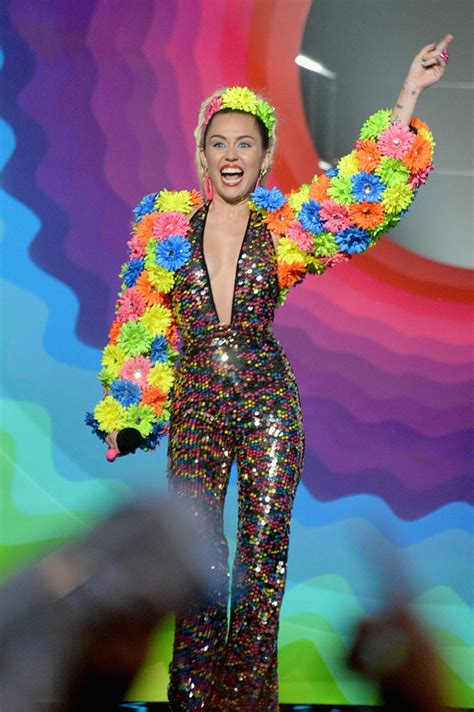 Miley Cyrus At The 2015 Vmas Miley Cyruss Best Vmas Beauty Moments