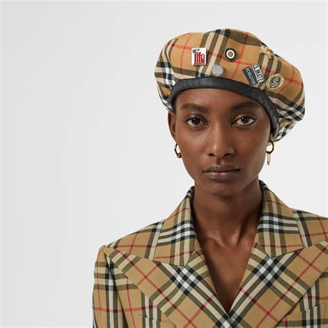 Discover luxury outerwear, leather bags, cashmere scarves, beauty and more. Burberry Wolle Barett aus Wolle mit Vintage Check-Muster ...