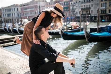 Couple En Lune De Miel à Venise Photo Gratuite