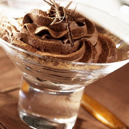 Lo reservamos en la nevera. Mousse de chocolate negro fácil (3.8/5)