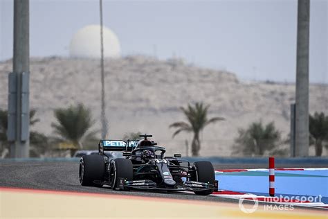 Lees het laatste f1 bahrein nieuws. Hamilton trapt F1-weekend in Bahrein af met snelste tijd