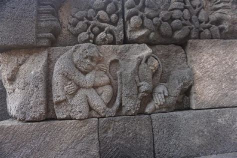 Di Candi Borobudur Kera Pun Berubah Jadi Manusia