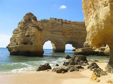 Лучшие места для отдыха на океане. Пляж Португалия или Praia de Marinha Beach из категории ...