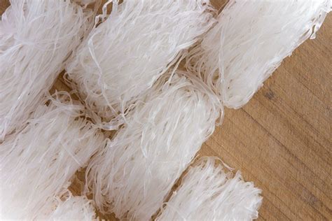 1 peket bihun, rendam sehingga lembut; Resep Bihun Goreng Telur yang Gurih, Siap-siap Ketagihan!