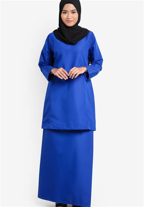 Dengan berbagai aplikasi yang dibuat khusus untuk desain baju ini, anda bisa mendapatkan kesempatan melihat berbagai tren terkini di dunia sehingga bisa. Baju Kurung Qasidah (Royal Blue - AA4070BK) - AMAR AMRAN ...