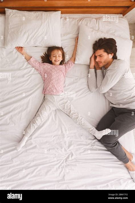 Padre E Hija Durmiendo Juntos En La Cama Fotografía De Stock Alamy